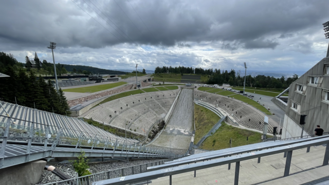 Blick von unterwegs. Holmenkolen Sprungschanze