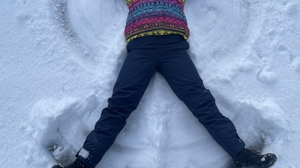 Alessia kann's nicht lassen. Immer mal wieder ein Schnengel Schneeengel