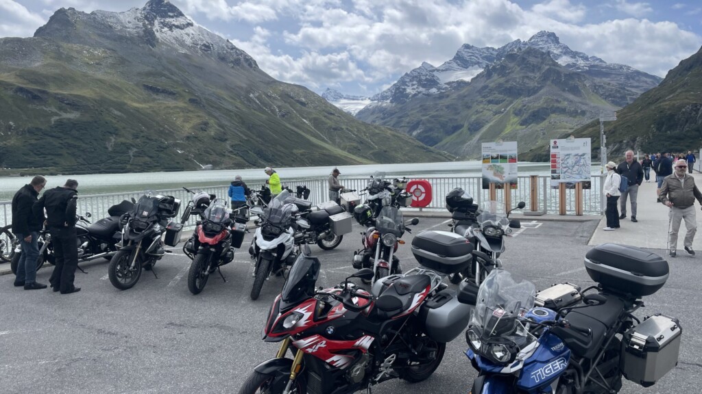Finde den Fremdling auf dem Parkplatz Treffpunkt Bielerhöhe
