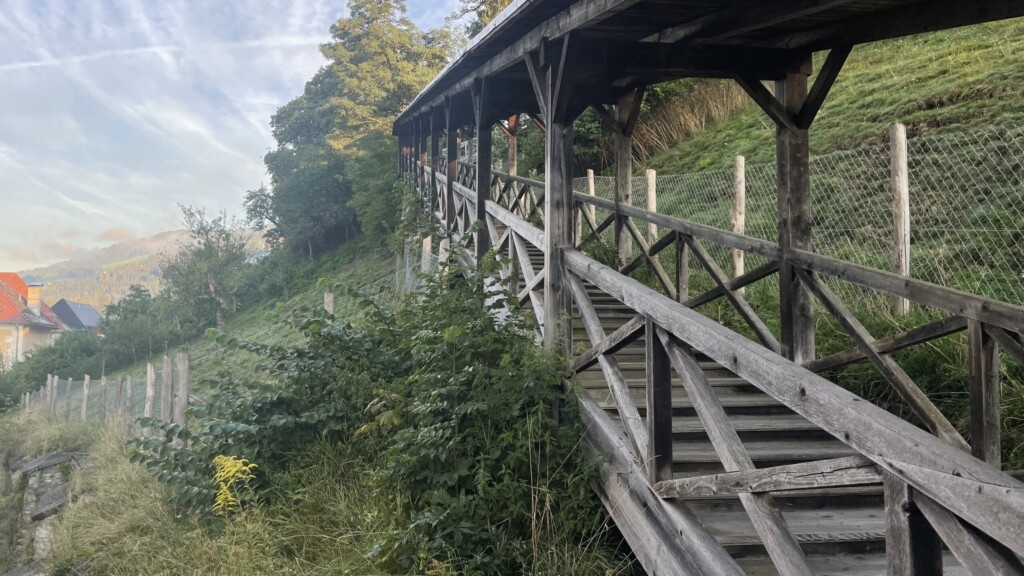 Ob hier der alte Pfarrer ohne Hilfe noch hochkommt? Maurauer Schlossstiege